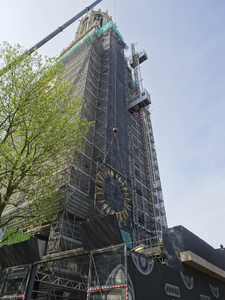 909705 Afbeelding van het terugplaatsen van de wijzerplaten van de Domtoren te Utrecht, tijdens de restauratie van de toren.